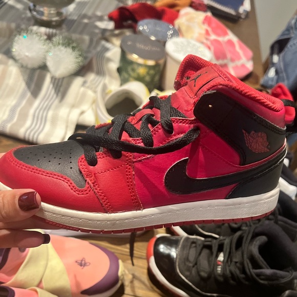 Kids sneaker in great condition. Jordan’s, Retro, Nike, water sandals, Converse - Picture 5 of 7